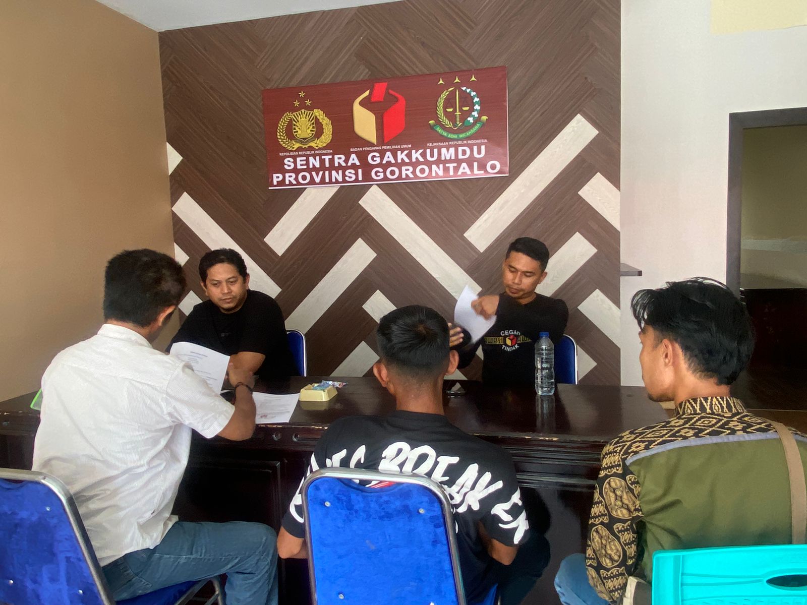 Tim Hukum Pasangan ILOMATA saat sentra Penegakan Hukum Terpadu (Gakkumdu) Provinsi Gorontalo, Sabtu (07/12/). Foto : Ist. 