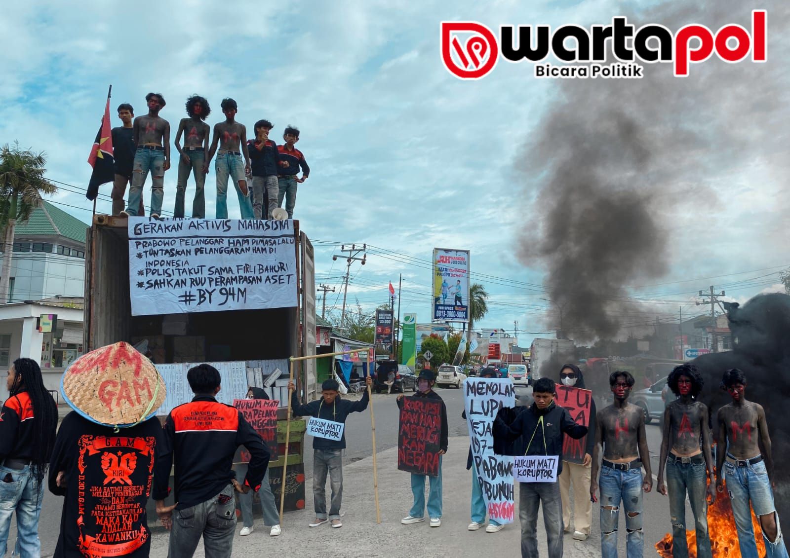 Gerakan Aktivis Merdeka saat melakukan Demonstrasi. ( Foto : Ist )