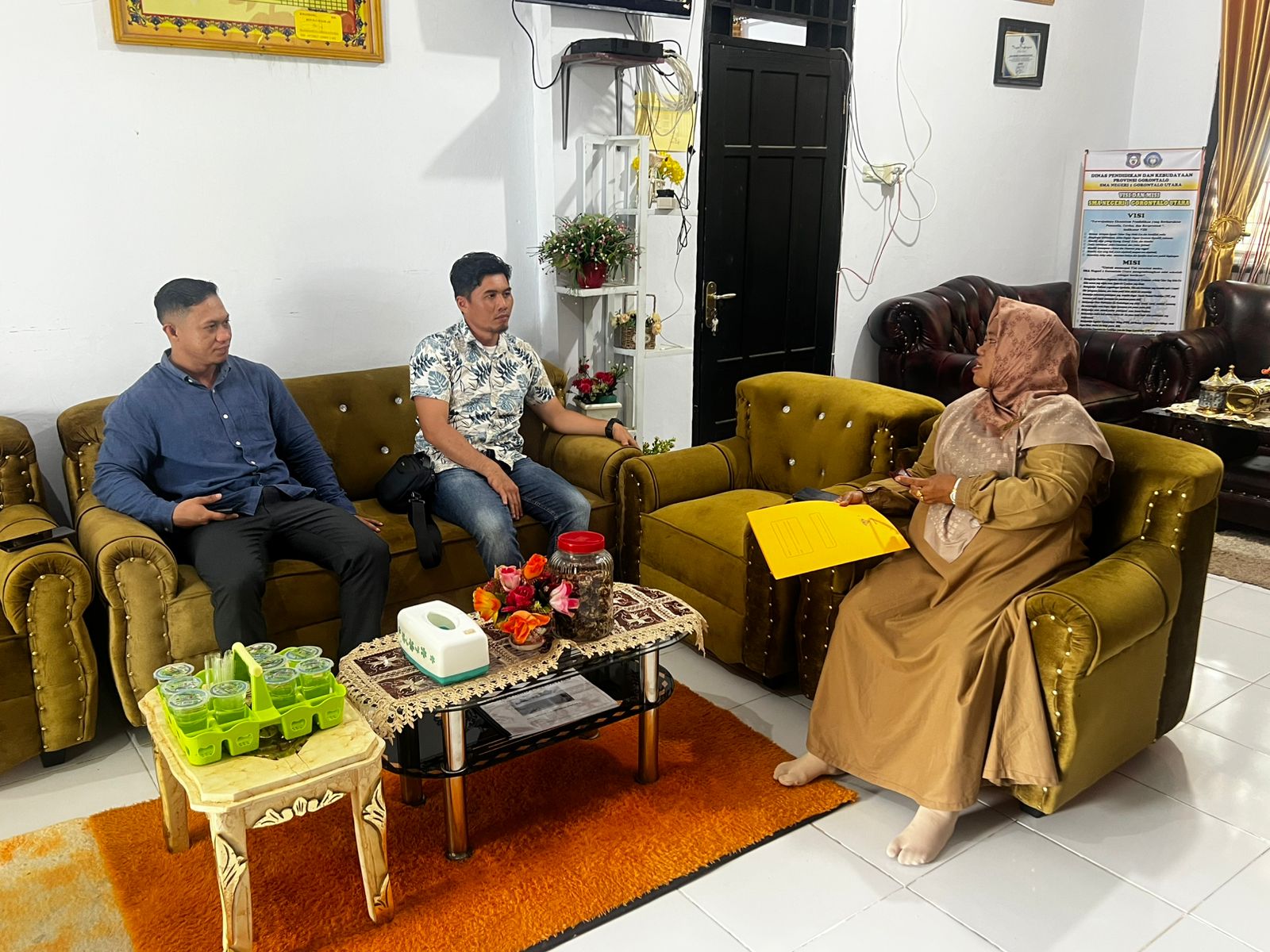 IPDA Sandy Jaya Kolopita, S.H., dan Brigpol Rian Rinaldy S. Dama, S.Kom, M.H. bersama Kepala Sekolah SMA 1 Gorontalo Utara, Hj. Maharita Usman, S.Pd, M.Si. ( Foto : Istimewa)