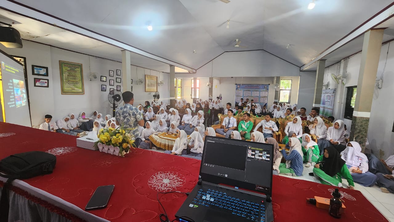 IPDA Sandy Jaya Kolopita, S.H., saat memberikan materi kepada siswa/i SMA 1 Gorontalo Utara