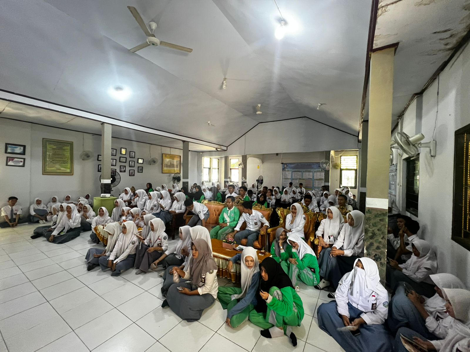 Para Siswa SMA 1 Gorontalo Utara antusias saat menerima materi dari Tim Satgas.
