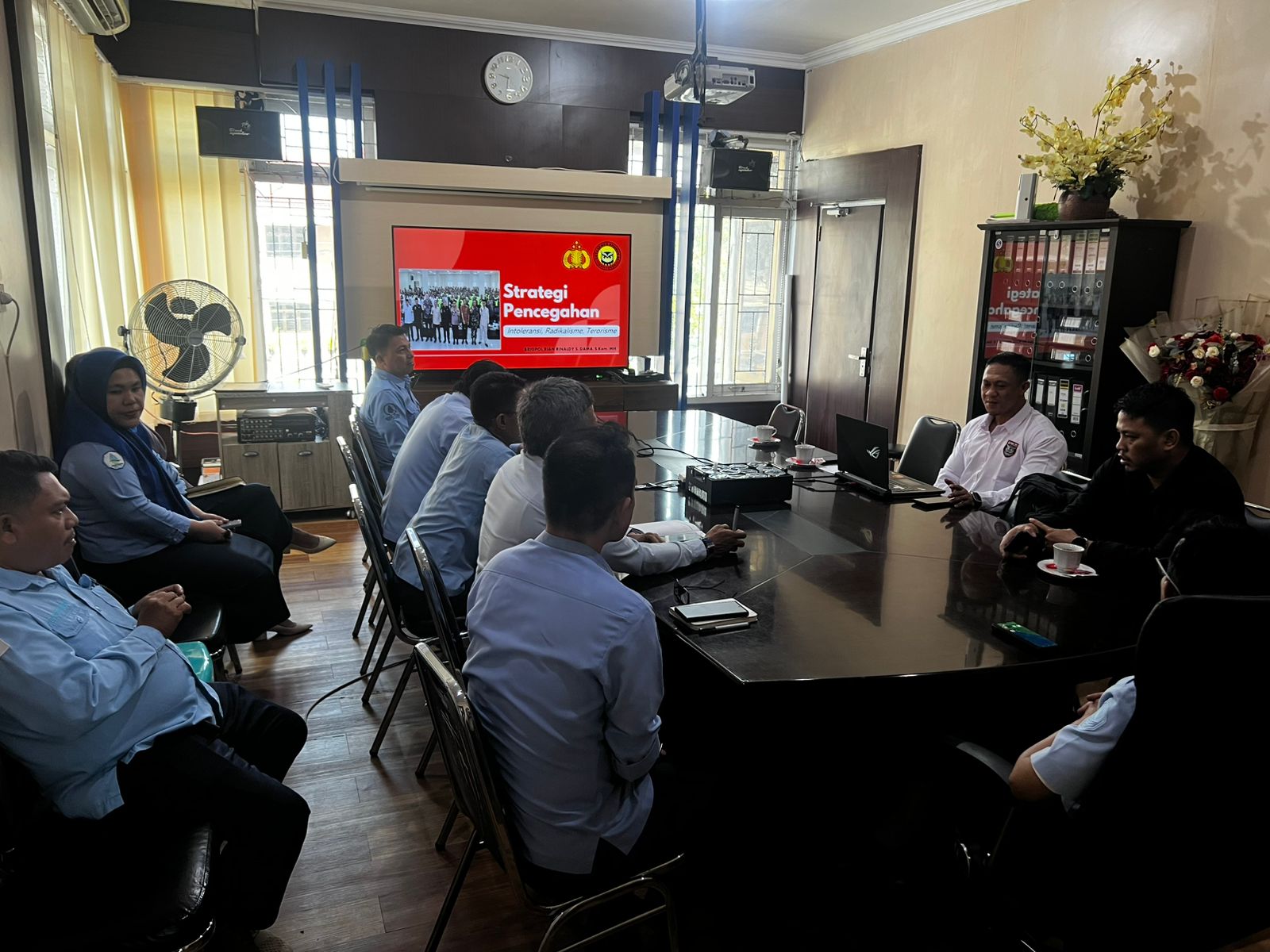 Narasumber, Brigpol Rian Rinaldi S. Dama, S.Kom., M.H saat memberikan paparan materi.