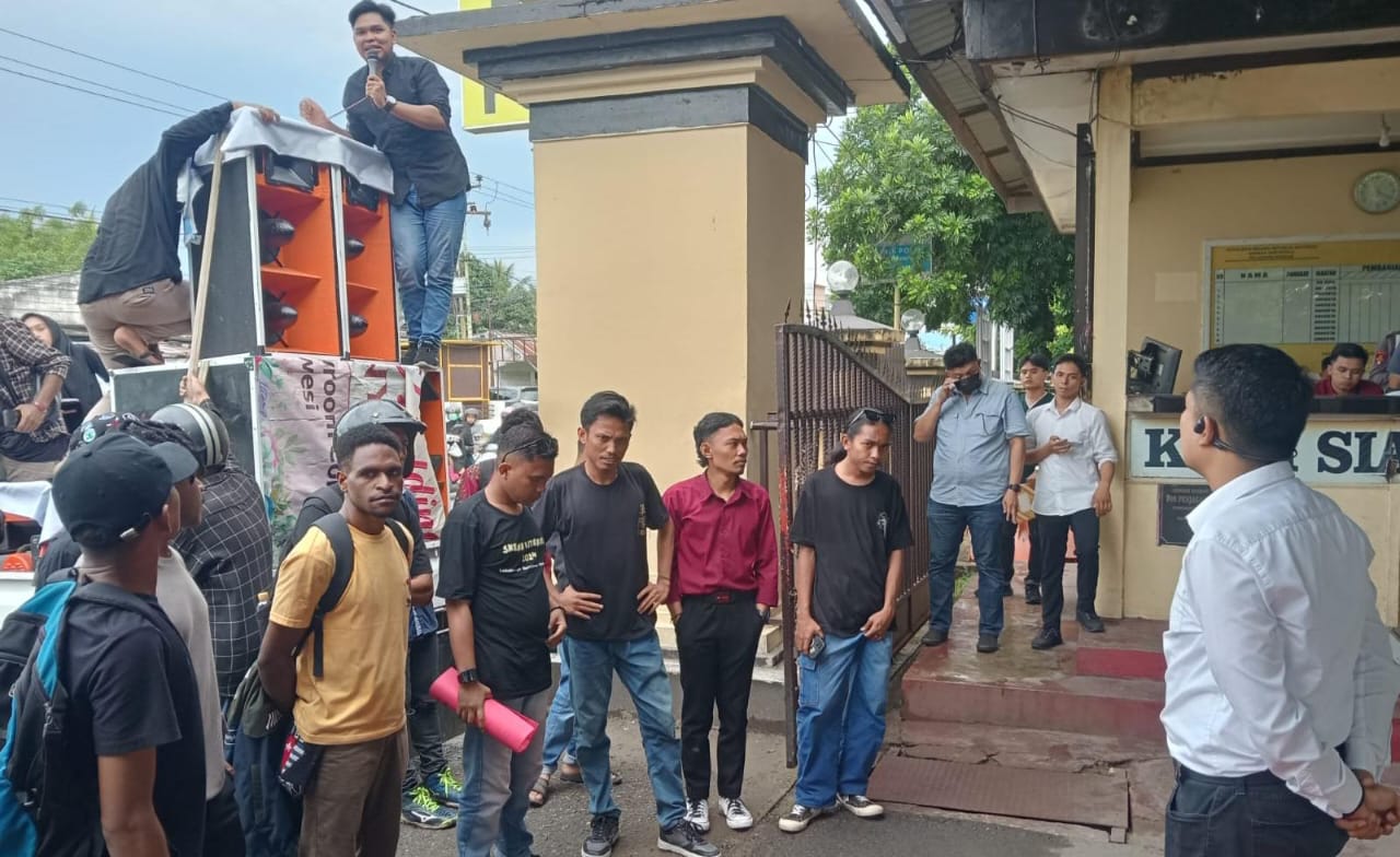 Hidayat Musa beserta Massa Aksi