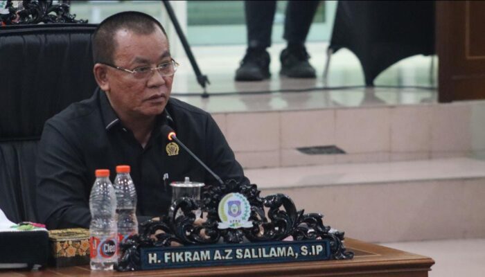 Fikram Salilama Soroti Penumpukan Sampah di Jembatan Ampi Saat Reses di Sipatana