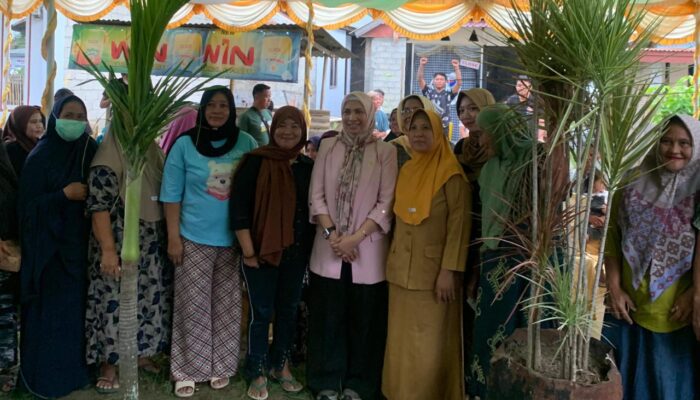 Reses di Siendeng, Meyke Kamaru Janji Perjuangkan Beasiswa dan Infrastruktur