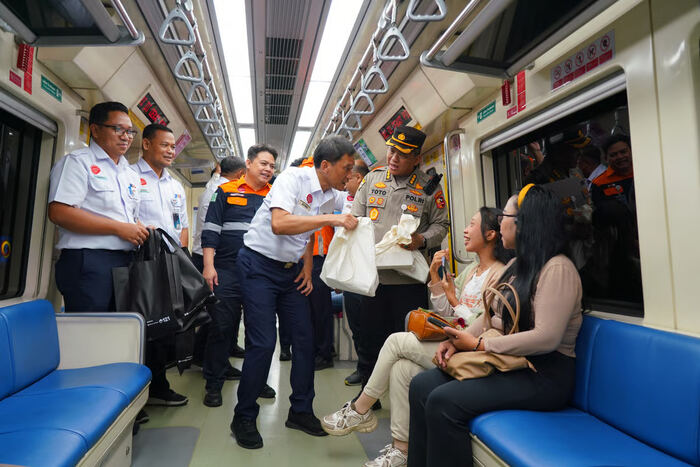 Dirut KAI Tinjau Kesiapan Operasional LRT Jabodebek pada Malam Pergantian Tahun