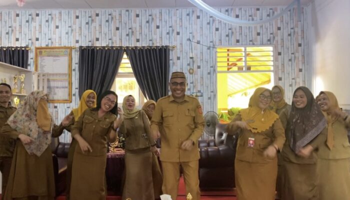 Di Ruang Guru yang Hangat, Irwan Abudi Usman Menanggalkan Jarak