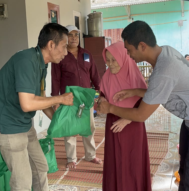 Sajiva Residence Salurkan Bantuan Sembako untuk Warga Terdampak Pergeseran Tanah di Sukamakmur